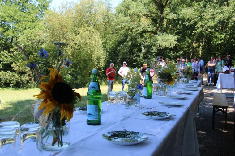 naturpark-habichtswald-landtouren-liebevoll-gedeckte-tafel-erwartet-teilnehmer.jpg