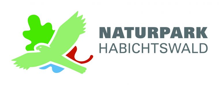 Das LOGO der TAG Naturpark Habichtswald mit mehrfarbigem Eichenblatt und Habicht.