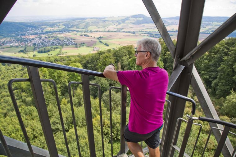 Wanderer mit weitem Blick aus Bärenbergturmaufgang